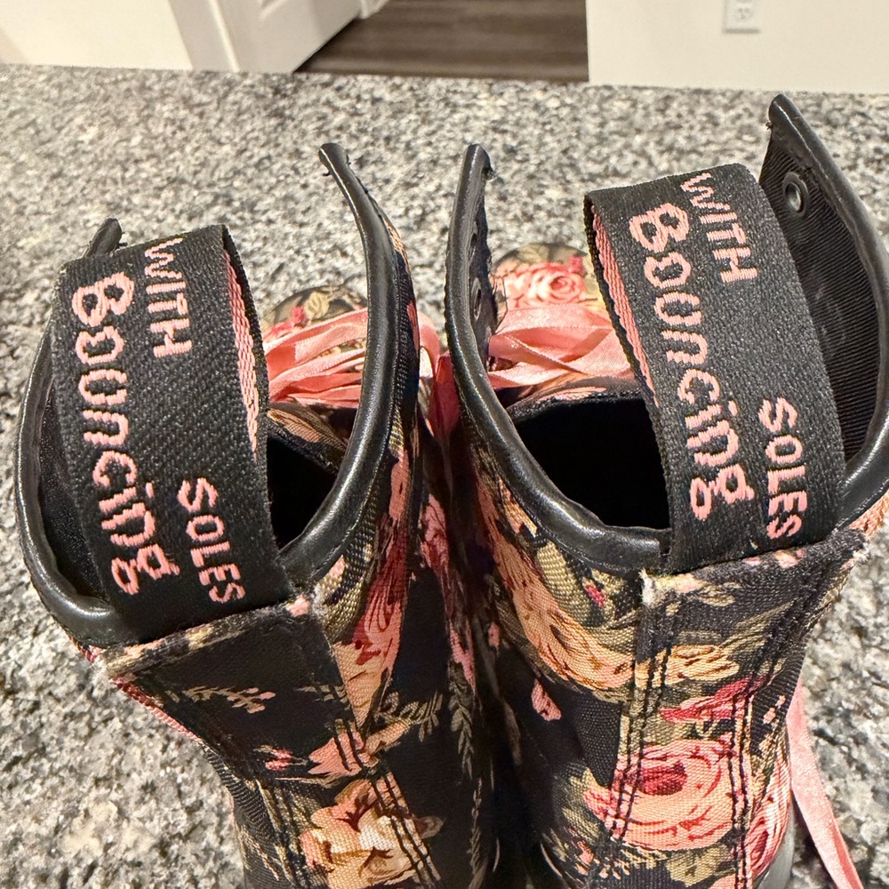 RARE Dr. Martens 1460 Victorian Floral boots- Women’s sz 9 - Picture 5 of 10
